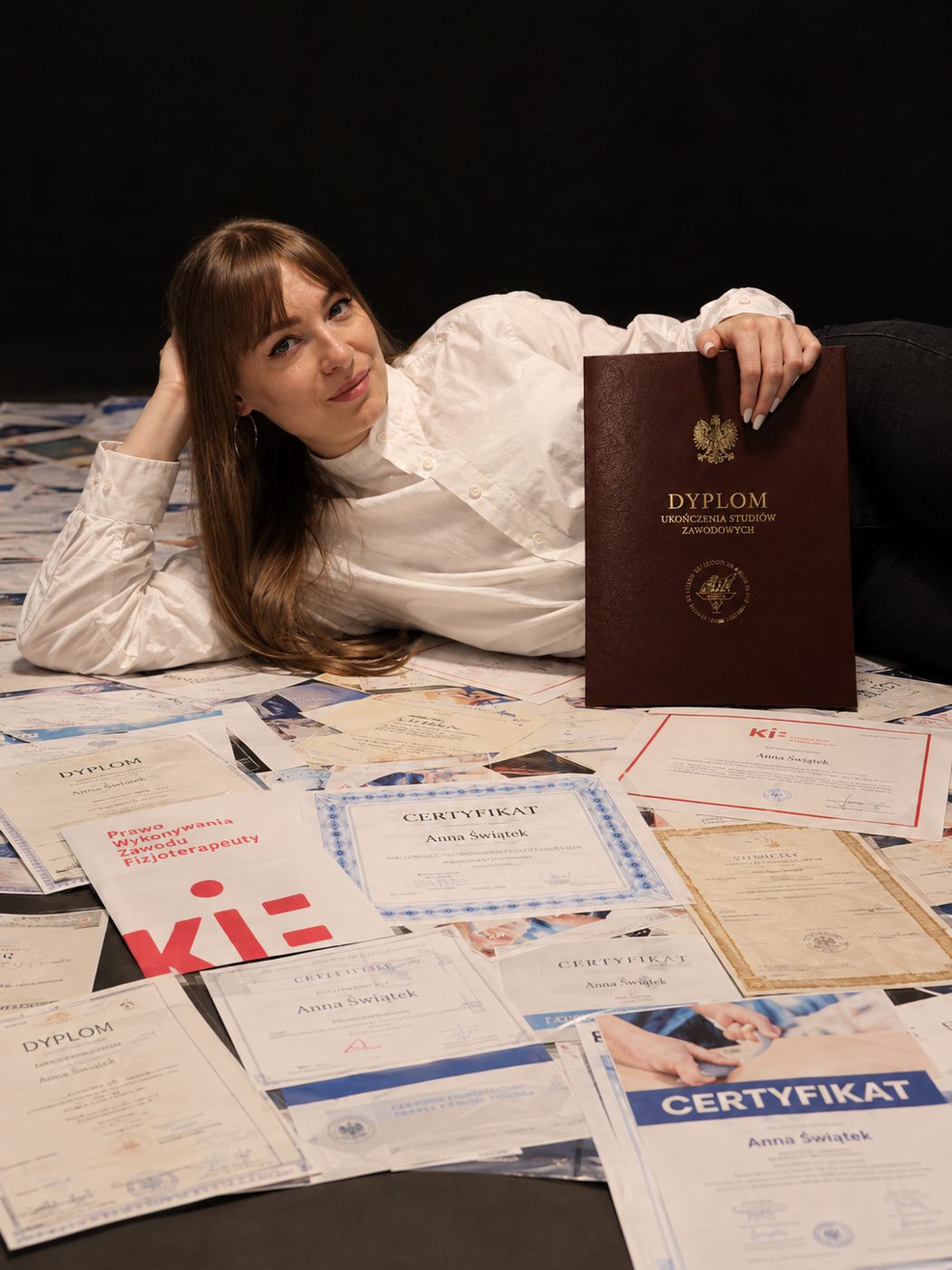 Anna Świątek z dyplomem ukończenia studiów i certyfikatami